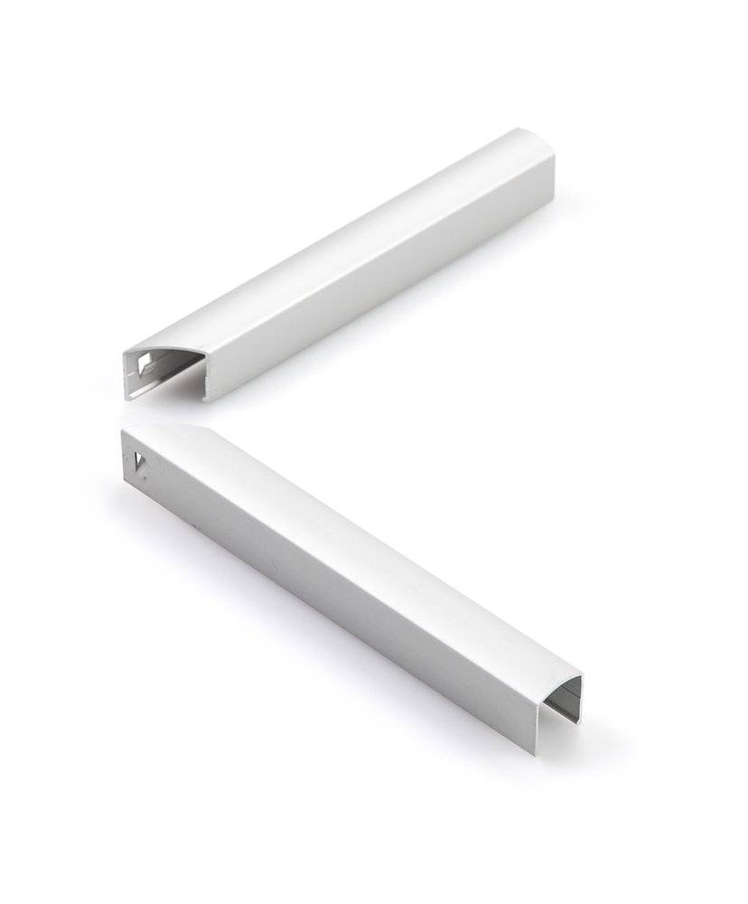 Zwei weiße, abgewinkelte Metallhalterungen auf weißem Hintergrund, die strukturelle oder architektonische Komponenten andeuten.