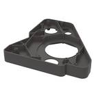 Eine schwarze, dreieckige Montageklammer mit mehreren kreisförmigen Öffnungen, die zum Befestigen von Komponenten ausgelegt ist, aus einer schräggewinkelten Perspektive betrachtet.