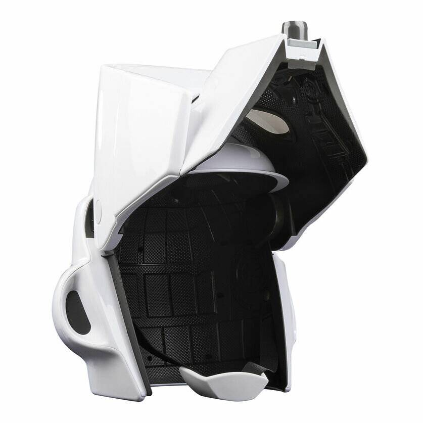 Ein weißer, futuristischer Motorradhelm mit offener Frontpartie, der sein Innenpolster und seine Designmerkmale zeigt. Der Helm hat eine glatte, kantige Form.