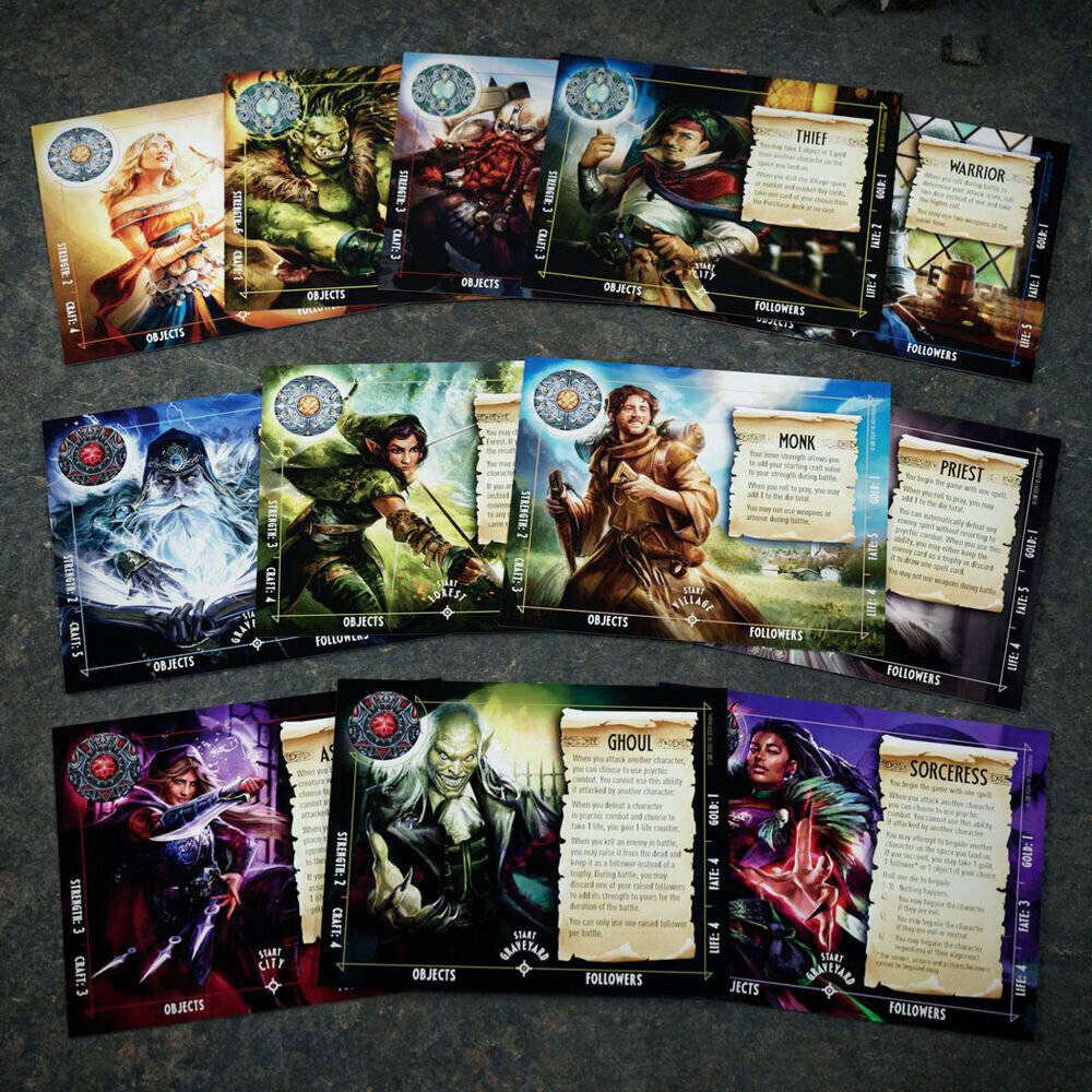 Sammlung von 16 fantasy-thematischen Handelskar­ten mit verschiedenen Charakteren und Fähigkeiten, darunter ein Mönch, ein Dieb und eine Zauberin.