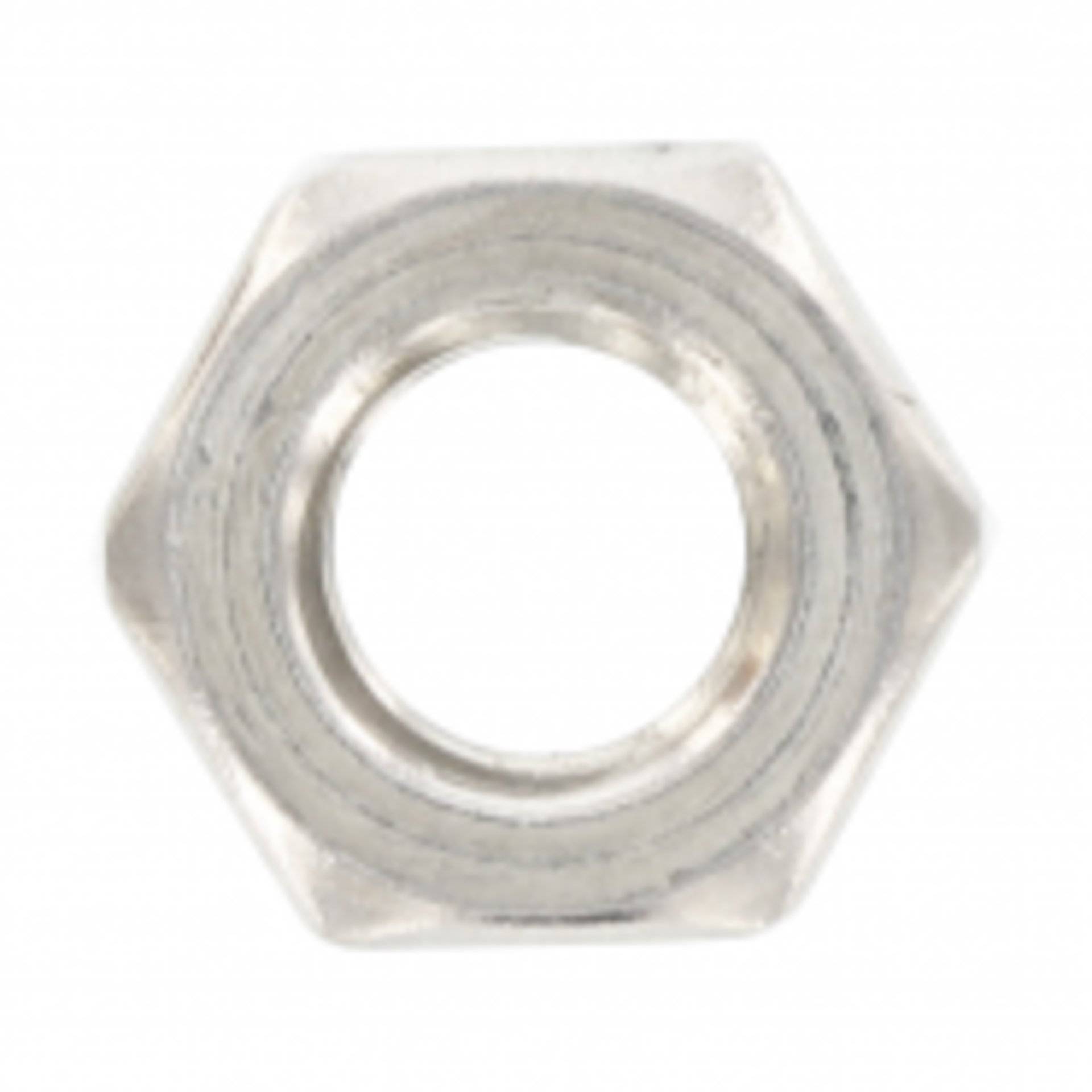 Ein metallisches sechskantiges Muttergewinde, von oben betrachtet, mit einem leeren kreisförmigen Mittelpunkt.