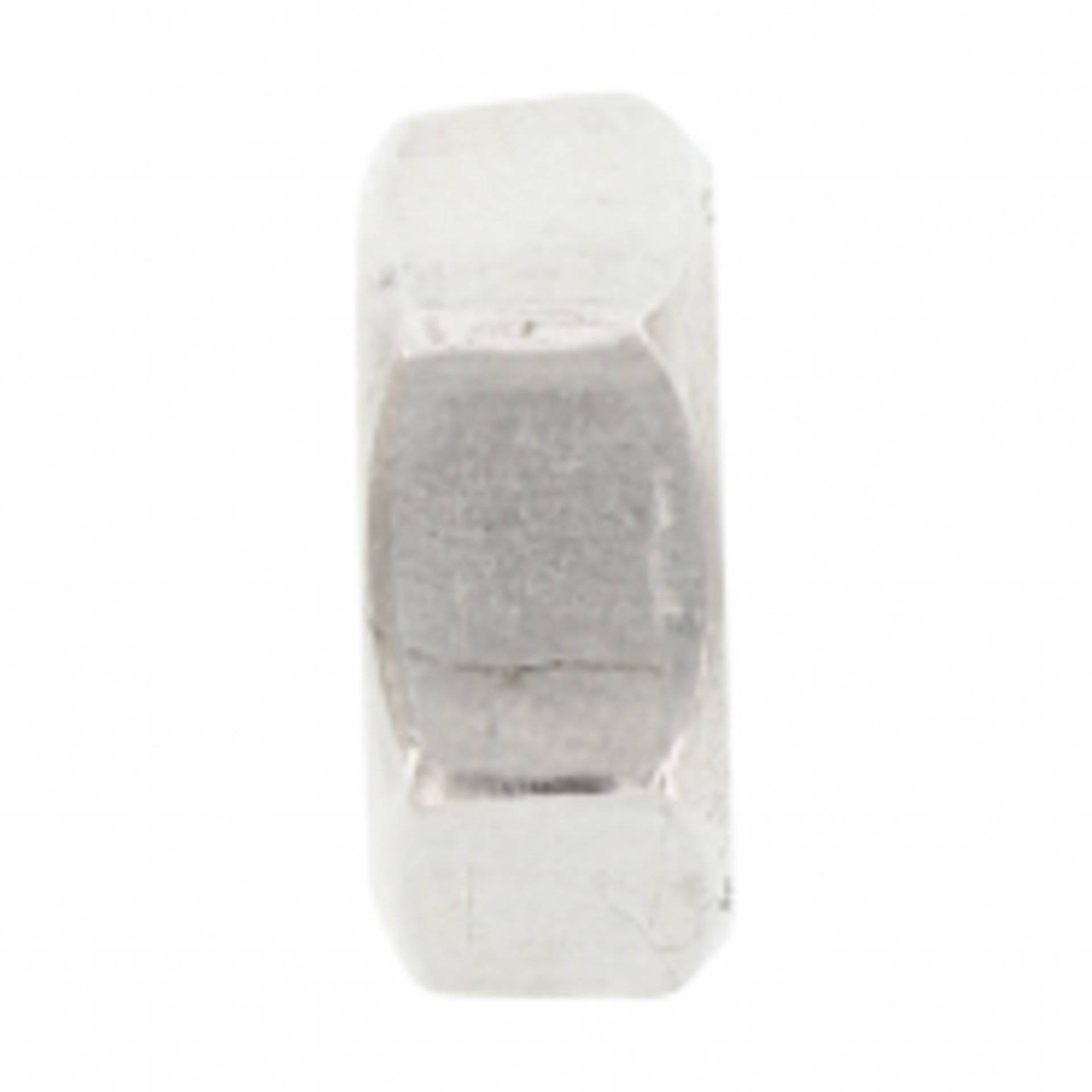 Eine silberne sechskantige Mutter von der Seite betrachtet, die ihre flachen Oberflächen und metallische Textur zeigt.