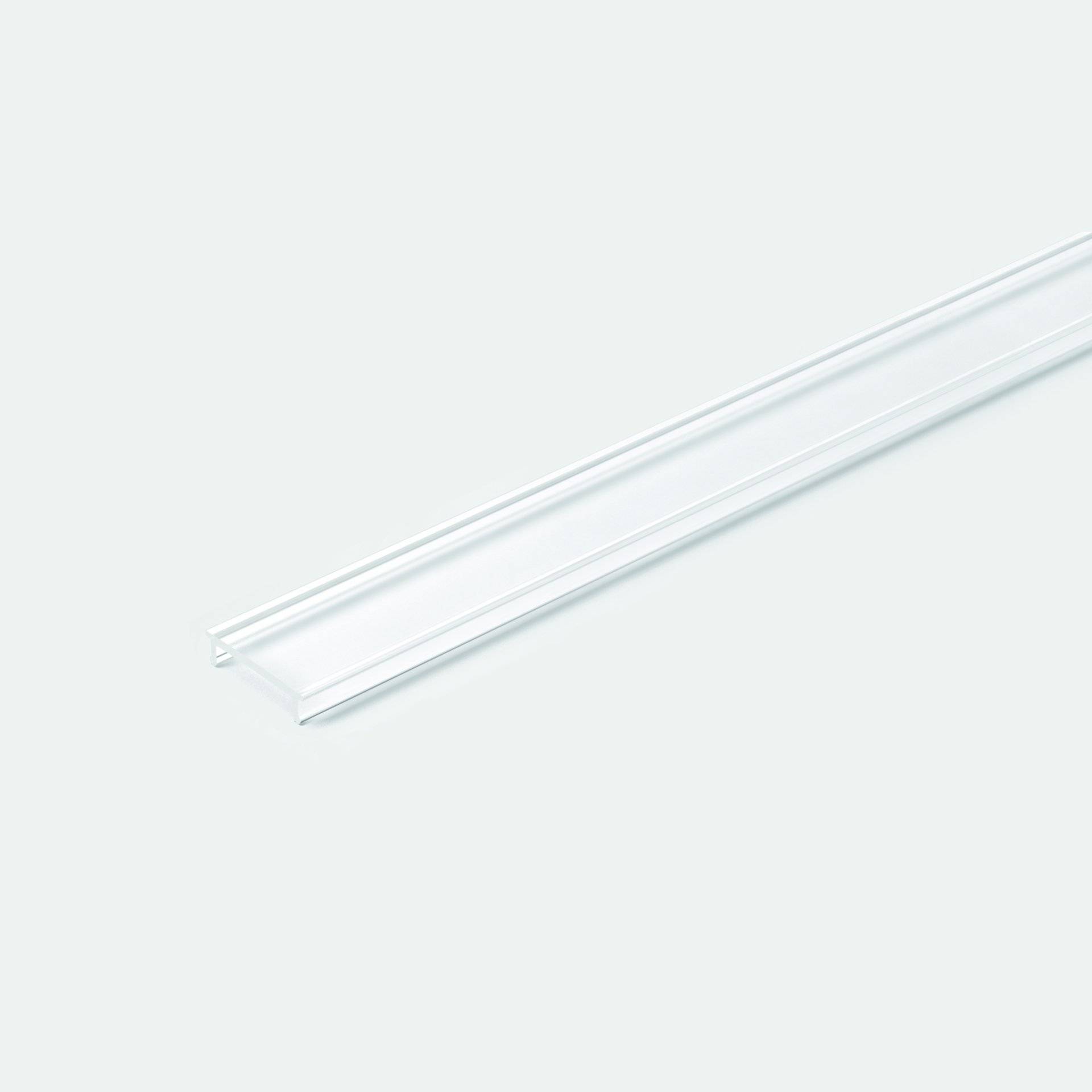 Ein dünner, transparenter Kunststoffkanal mit einer schmalen Nut, shown against a light gray background.