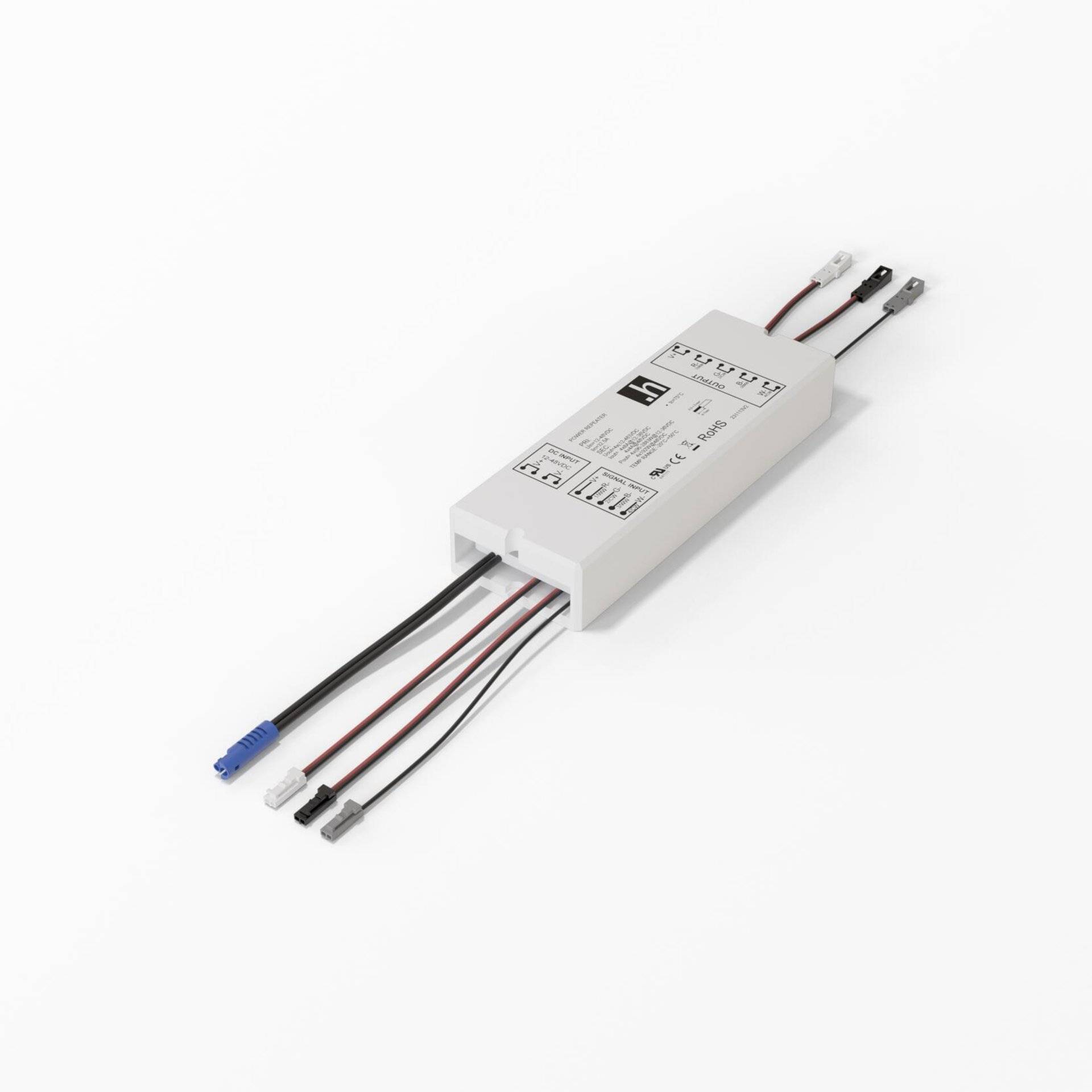 Ein weißes rechteckiges elektronisches Gerät mit mehreren herausragenden Drähten, wahrscheinlich ein Netzteil oder Regler, auf einer weißen Oberfläche ruhend.