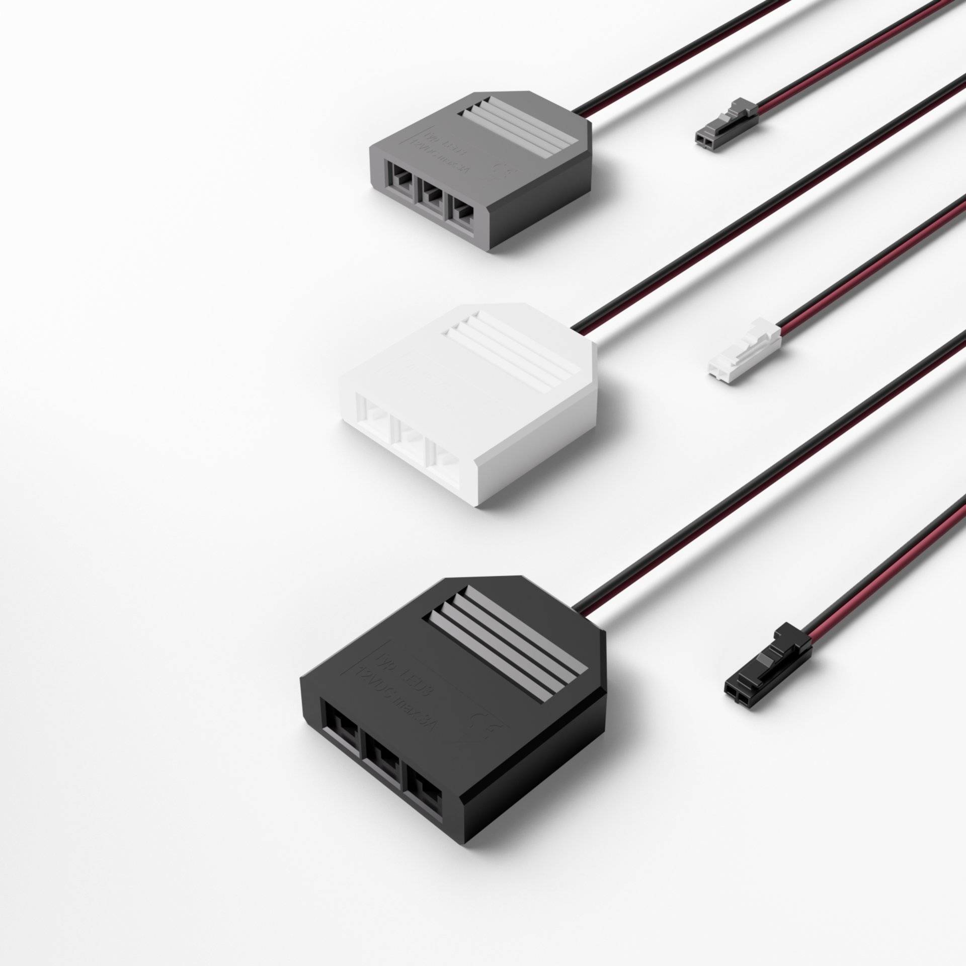 Drei Stecker in Schwarz, Grau und Weiß, jeweils mit drei Anschlüssen und angebrachten Kabeln, diagonal auf weißem Hintergrund angeordnet.