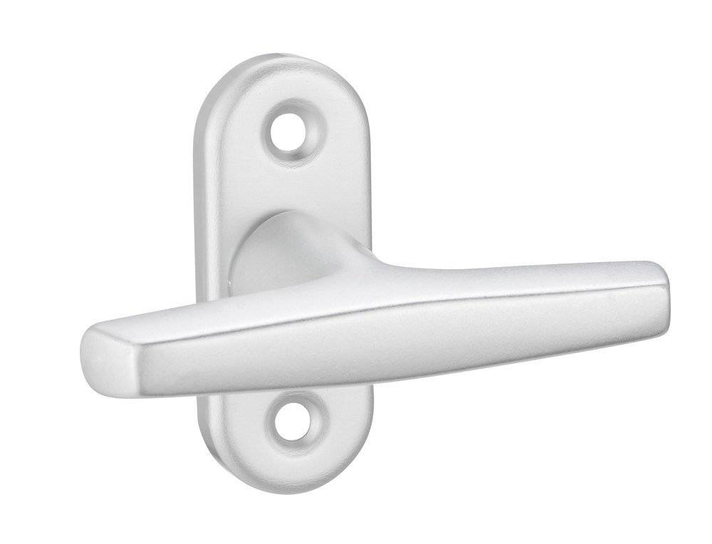 Ein metallischer silberner Türgriff auf einer rechteckigen Grundplatte mit zwei sichtbaren Schraubenlöchern montiert.