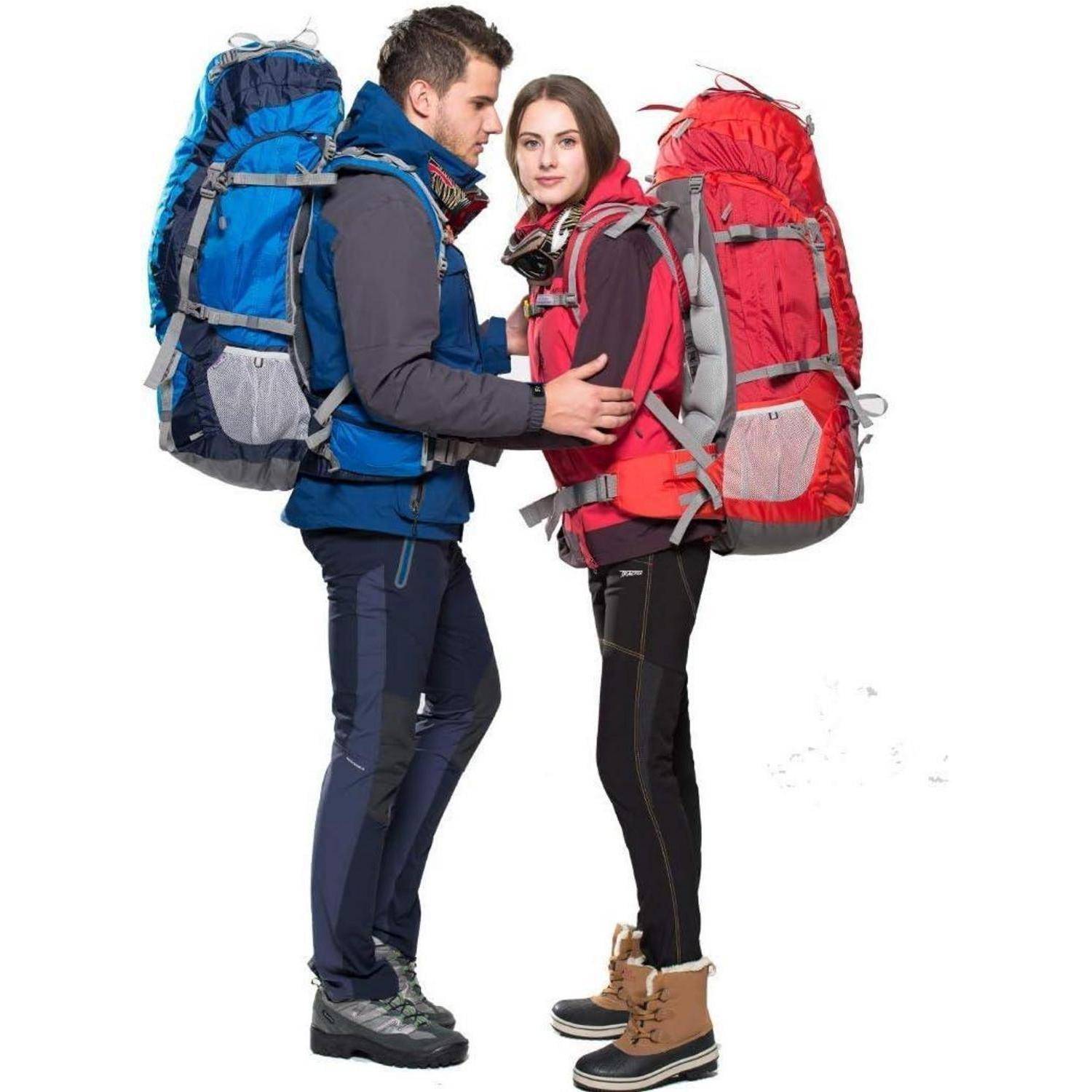 Zwei Personen in Outdoorkleidung stehen sich gegenüber und tragen große Rucksäcke. Sie wirken bereit für eine Wanderung oder ein Outdoor-Abenteuer.