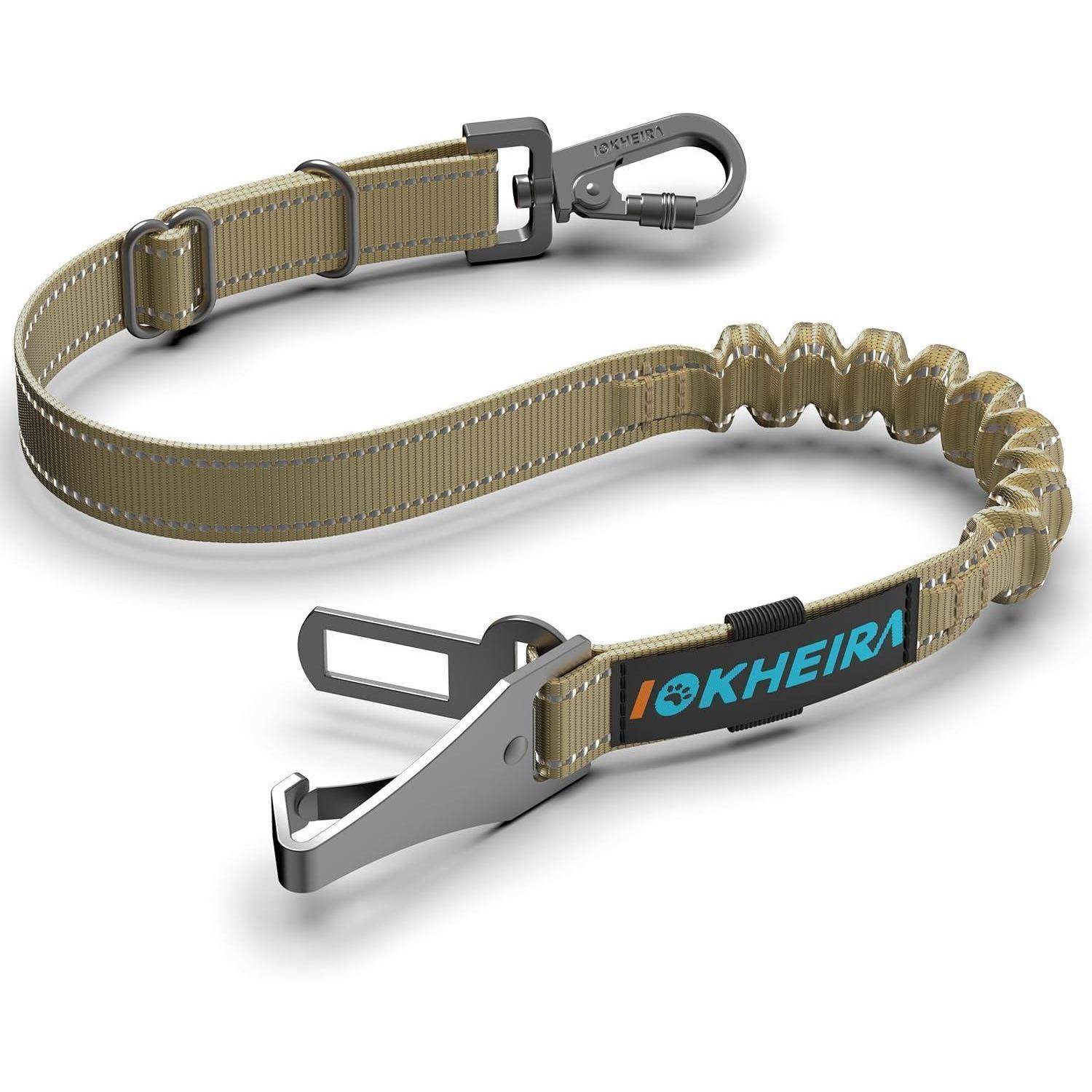 Eine beige Hundeleine mit einer schwarzen Klemme und reflektierender Naht. Die Leine verfügt über einen Metallkarabiner und die Aufschrift 'KHEIRA' nahe dem Ende.