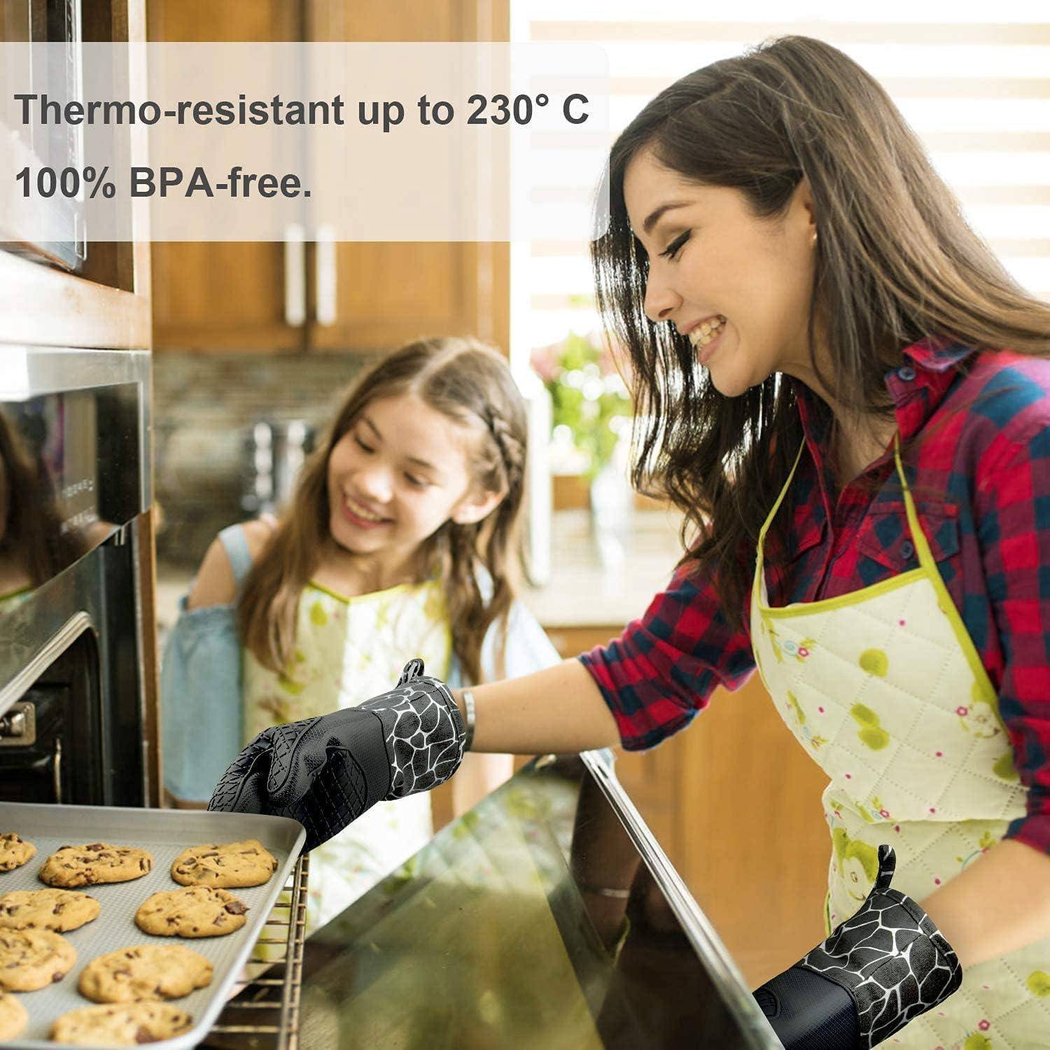 Eine Frau in einer Schürze und Handschuhen nimmt ein Backblech mit Keksen aus dem Ofen. Text lautet: „Temperaturbeständig bis zu 230°C, 100% BPA-frei.