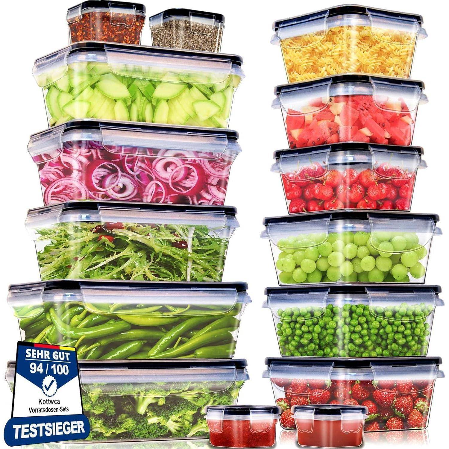 Kunststoff-Lebensmittelbehälter, gestapelt und gefüllt mit verschiedenen frischen Gemüse- und Obstsorten, darunter Salat, Erbsen, Erdbeeren und Zwiebeln. Bewertet mit 'SEHR GUT 94/100'.