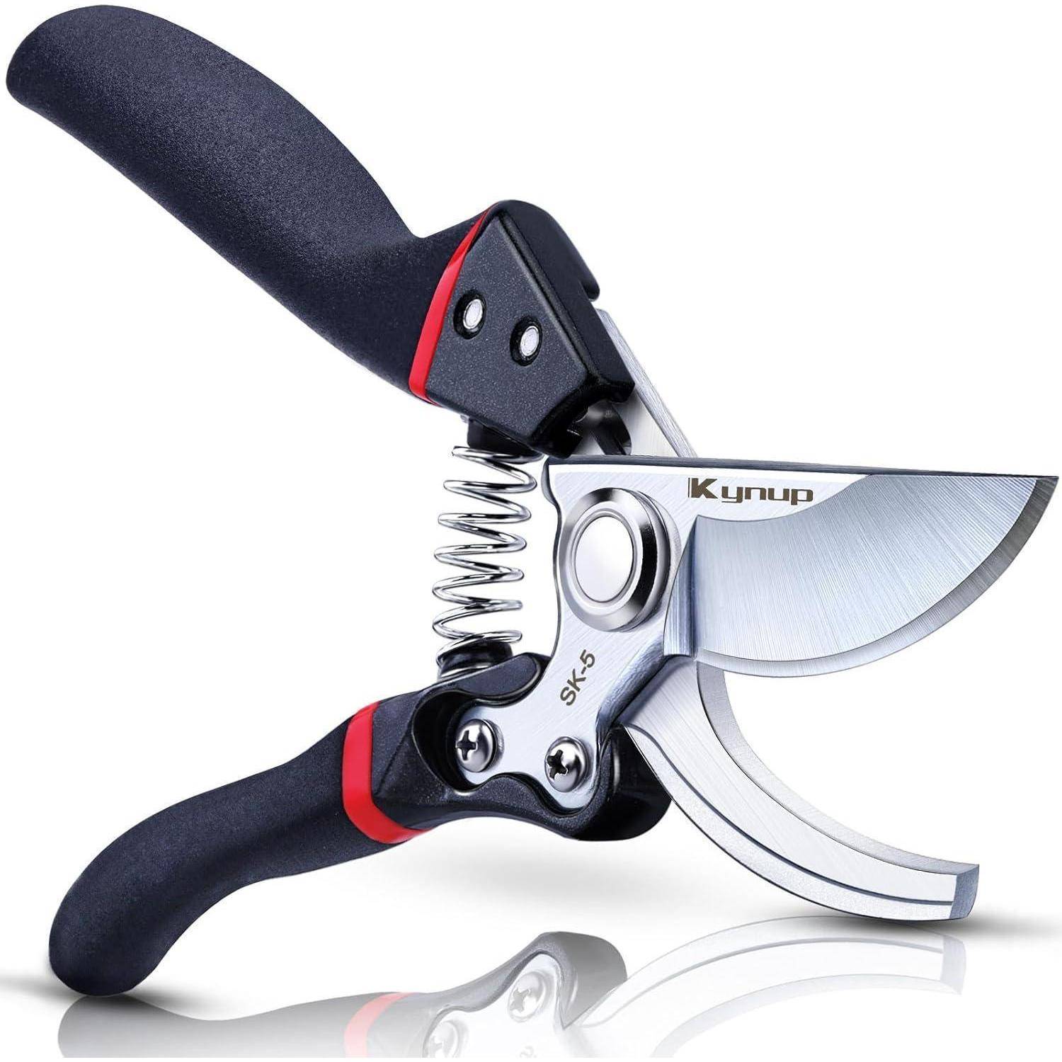 Ein Paar Metallschneidschere mit schwarzen und roten Griffen, die eine scharfe Klinge und einen Federmechanismus zeigen, mit der Markenbezeichnung 'Kynup SK5'.