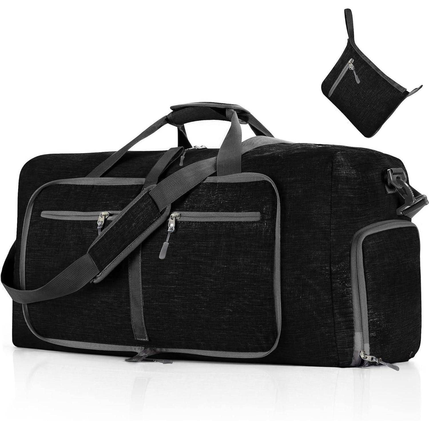 Ein großer schwarzer Reisetasche mit grauen Reißverschlüssen und Griffen, begleitet von einem kleinen Reißverschlussbeutel, auf einem weißen Hintergrund.