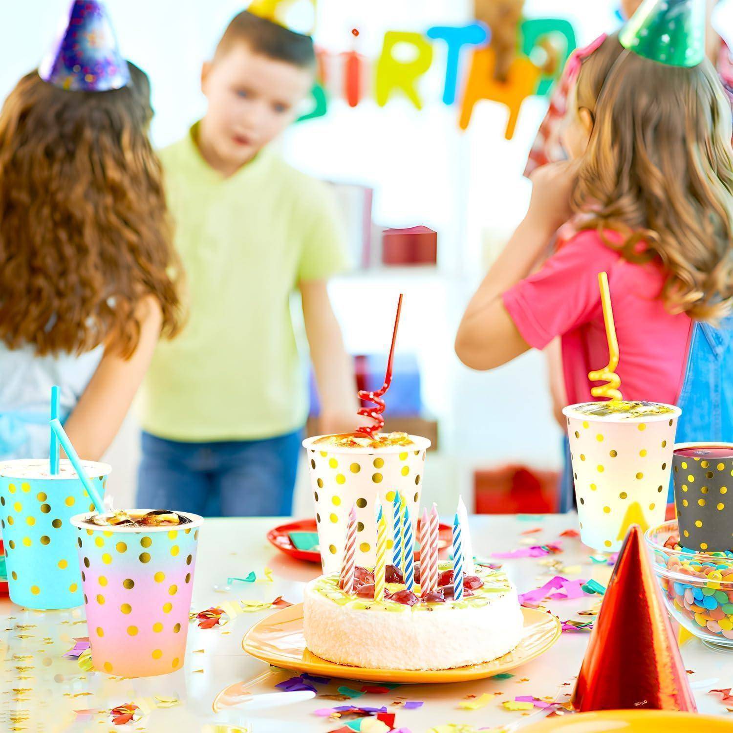 Eine Geburtstagsparty-Szene mit Kindern, die um einen Tisch versammelt sind, mit einer Torte mit Kerzen, Getränken und bunten Dekorationen.