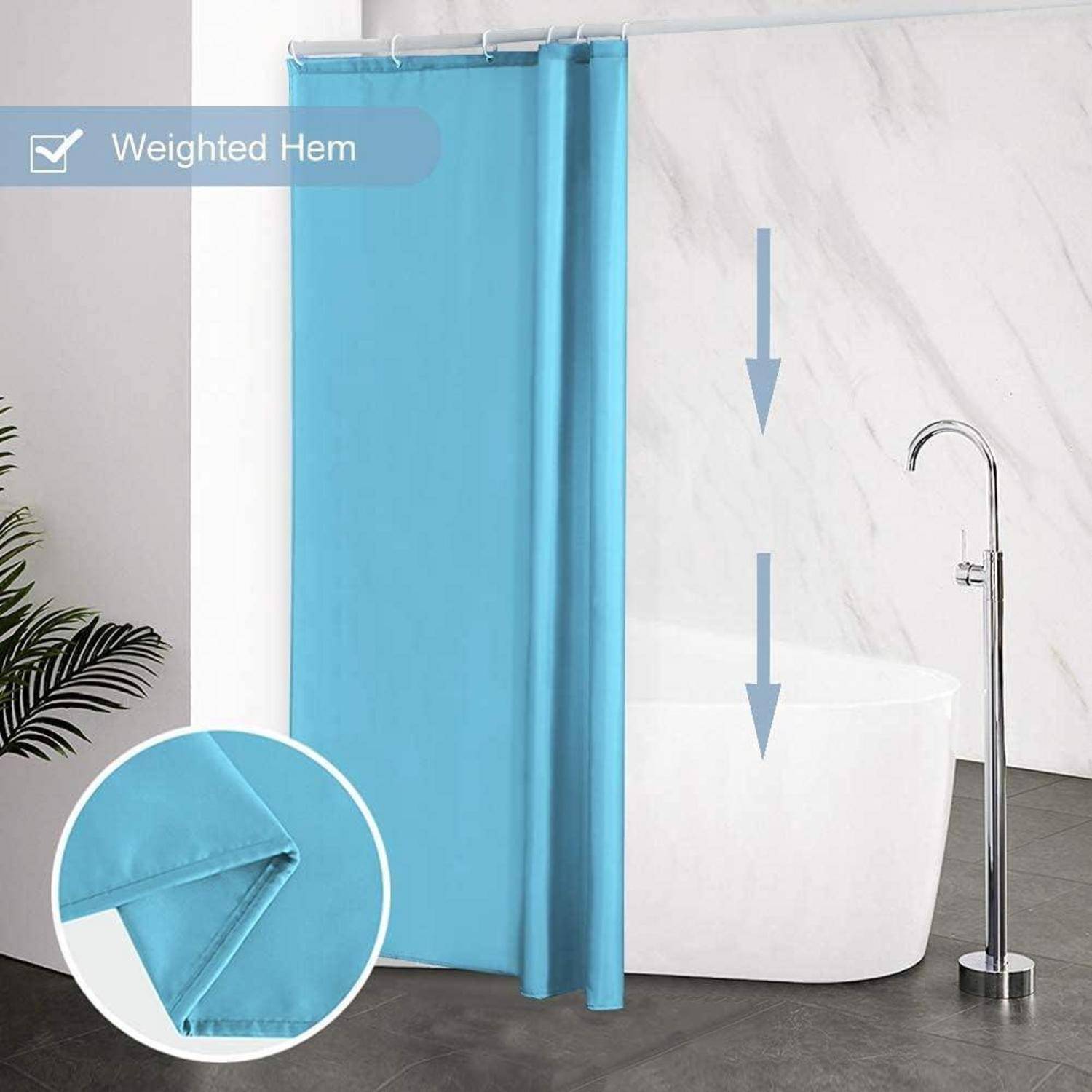 Ein blaues Duschvorhang mit beschwwertem Saum ist in einem Badezimmer mit einer freistehenden Badewanne und einem silbernen bodenmontiertem Wasserhahn zu sehen.