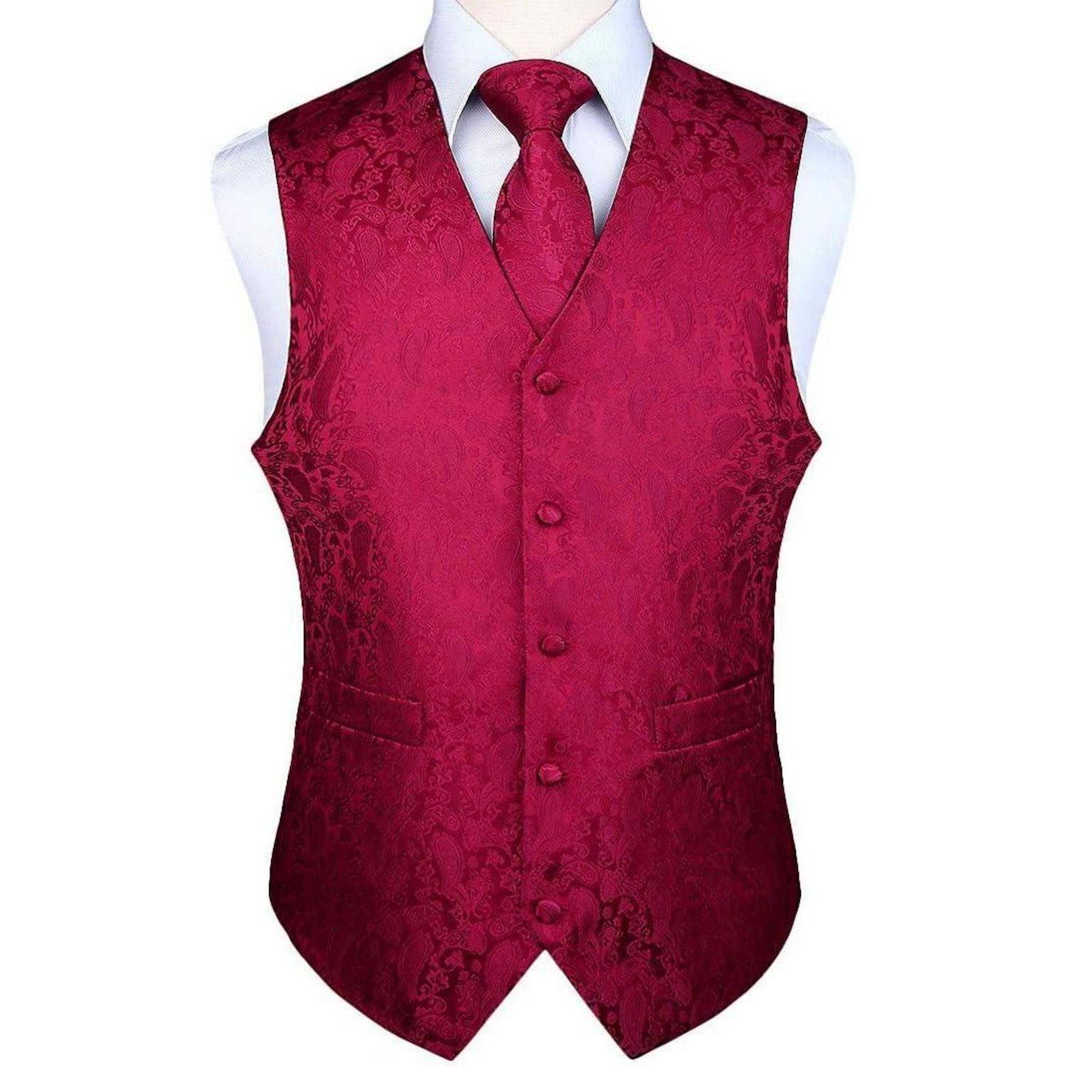 Rote paisley-gemusterte Weste und Krawatte auf einer Schaufensterpuppe, die ein aufwendiges Muster und einen formellen Modestil zur Schau stellt.