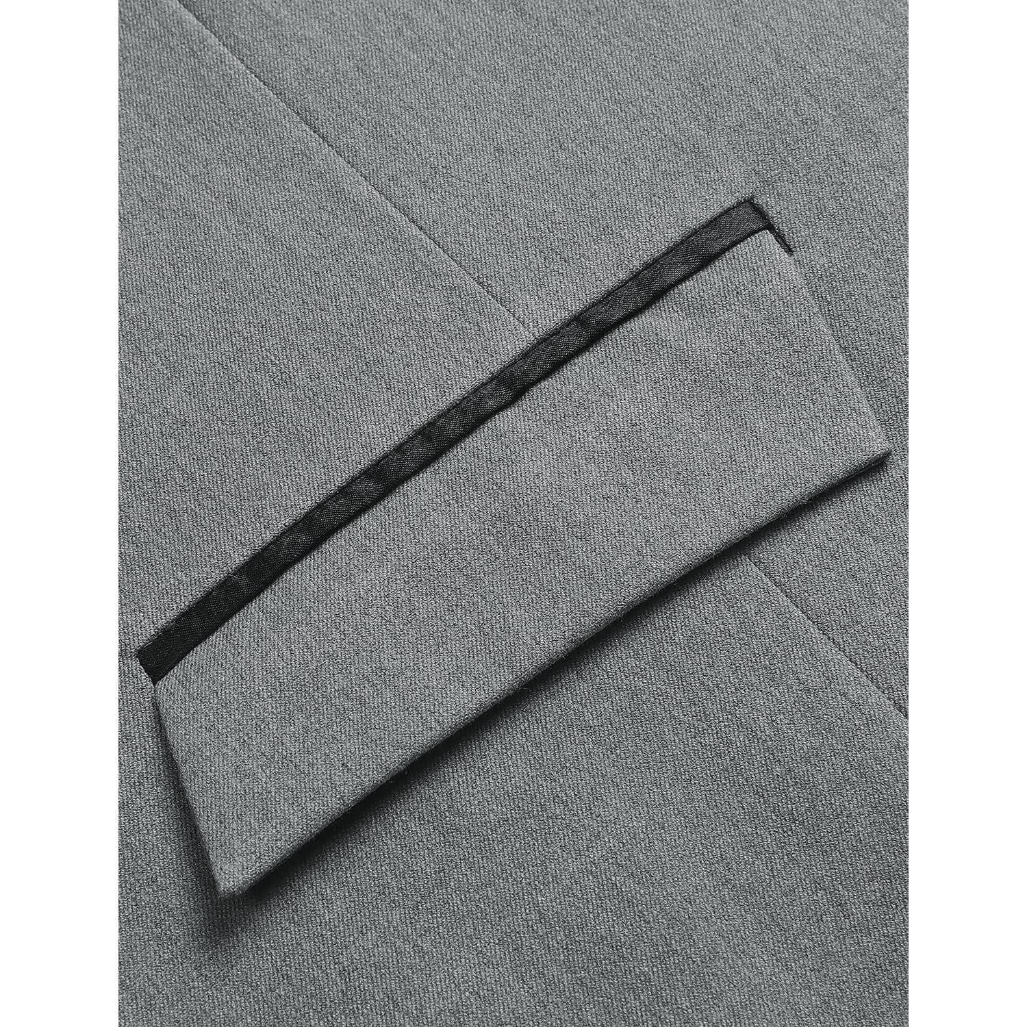 Graues Gewebe mit einem schwarzen Streifendetail, wahrscheinlich Teil eines Kleidungsstücks, das ein klares und modernes Design zeigt.
