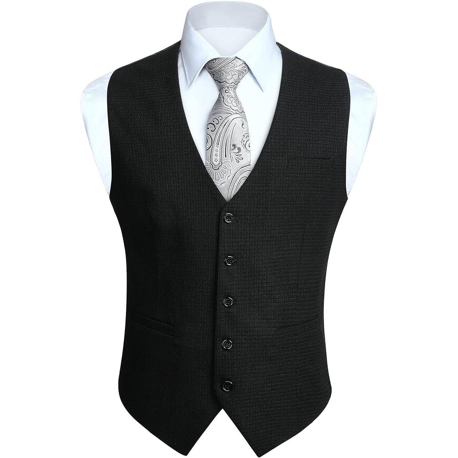 Eine schwarze formelle Weste über einem weißen Kleidungshemd mit einer paisleymustrigen Krawatte, zugeknöpft, geeignet für Geschäfts- oder formelle Anlässe.