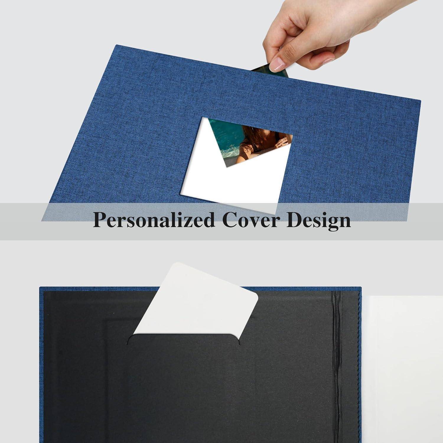 Eine Hand legt ein Foto in ein blaues Album mit dem Text: Personalisiertes Cover-Design.
