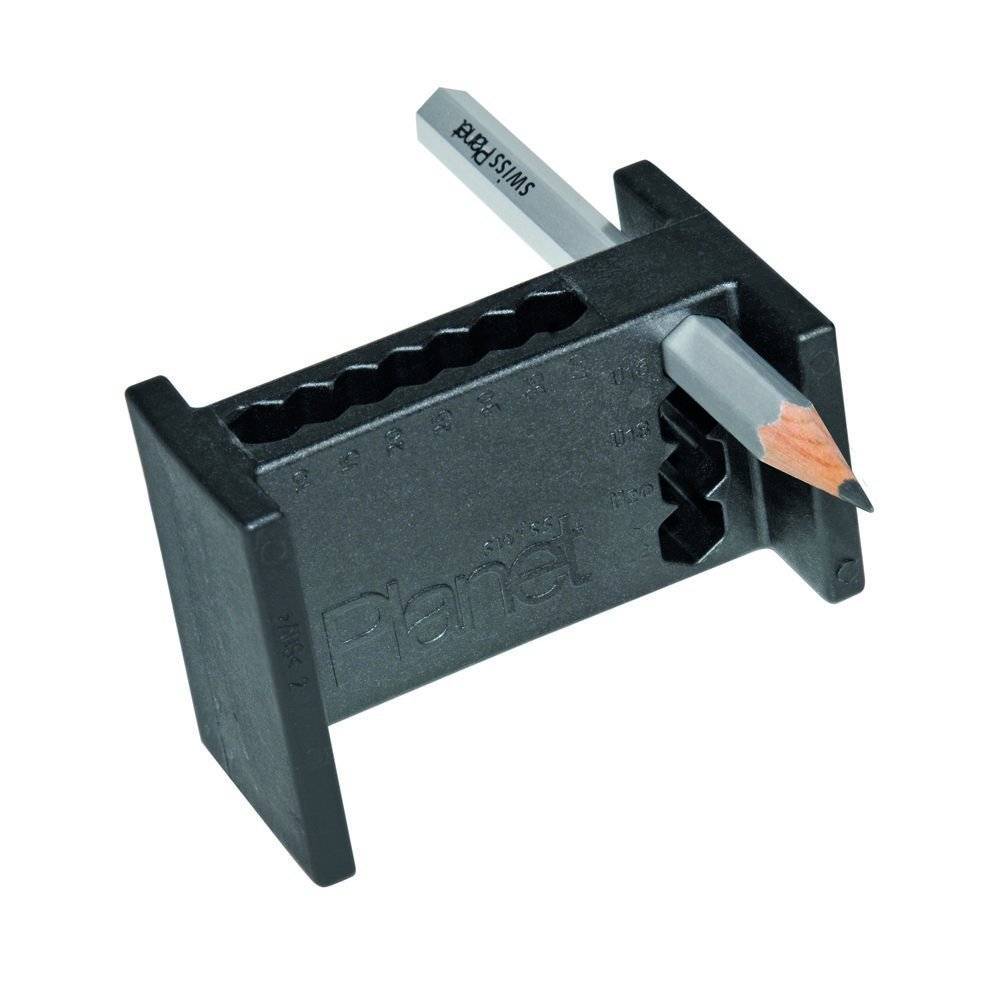 Planex-Bleistiftspitzer, der einen diagonal angeschliffenen Bleistift an einem Ende hält und sein einzigartiges Keildesign zur präzisen Anspitzung verdeutlicht.