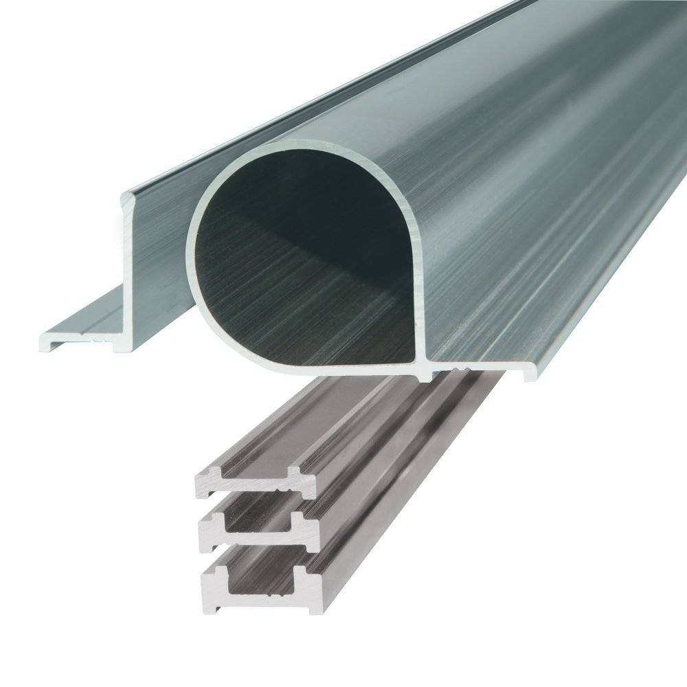 Eine glänzende, metallische Schraube mit flachem Kopf und Gewellschaft, horizontal auf einem einfachen weißen Hintergrund positioniert.