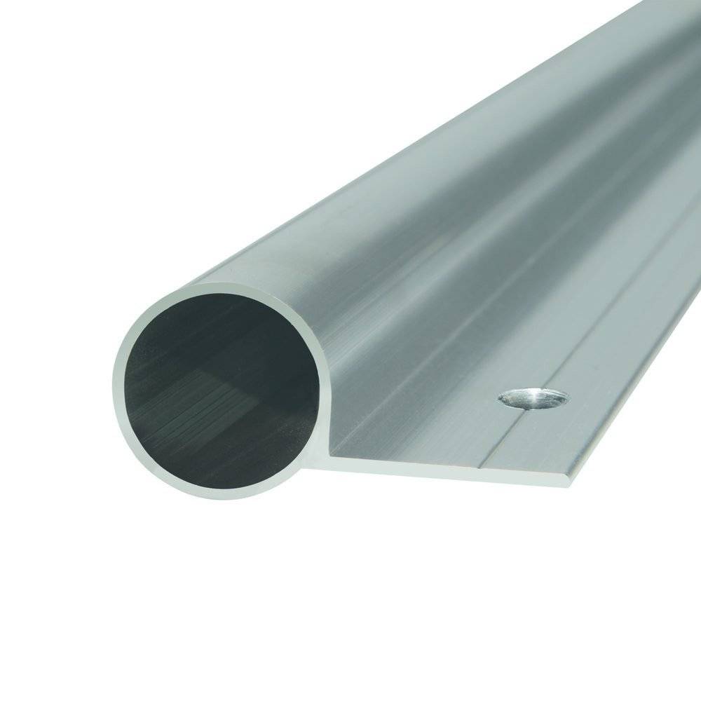 Eine silberfarbene Metallgardinenstange mit rundem, hohlem Design und Befestigungsloch zur Befestigung.