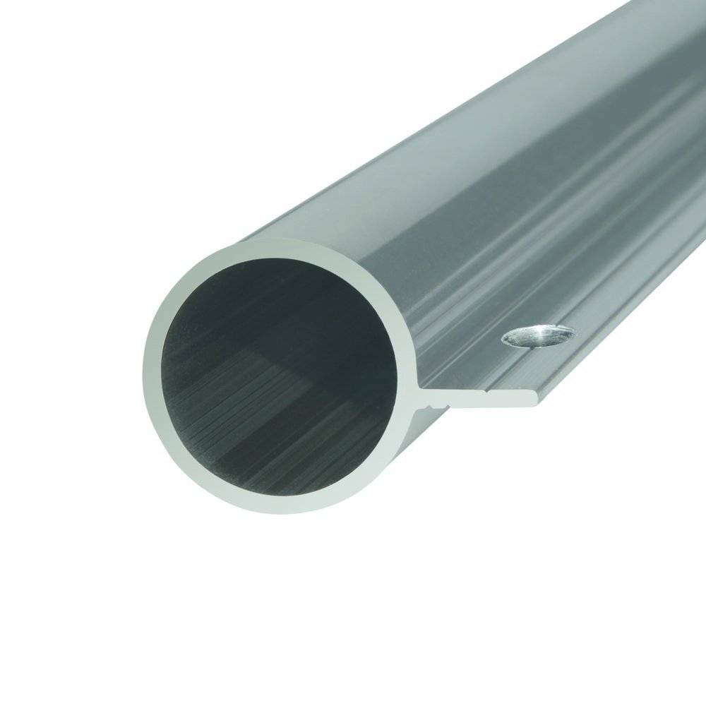 Aluminiumhohlrohr mit kreisförmigem Querschnitt und einem kleinen Loch in der Nähe der Kante, verwendet für konstruktive oder industrielle Zwecke.