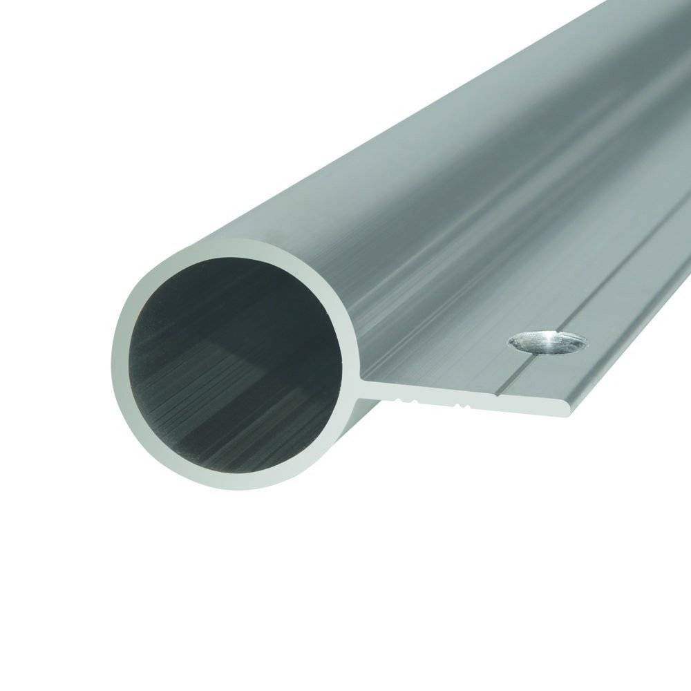 Aluminiumrohr mit rundem Querschnitt mit Montageloch, geeignet für Konstruktions- oder Fertigungsanwendungen, auf weißem Hintergrund dargestellt.