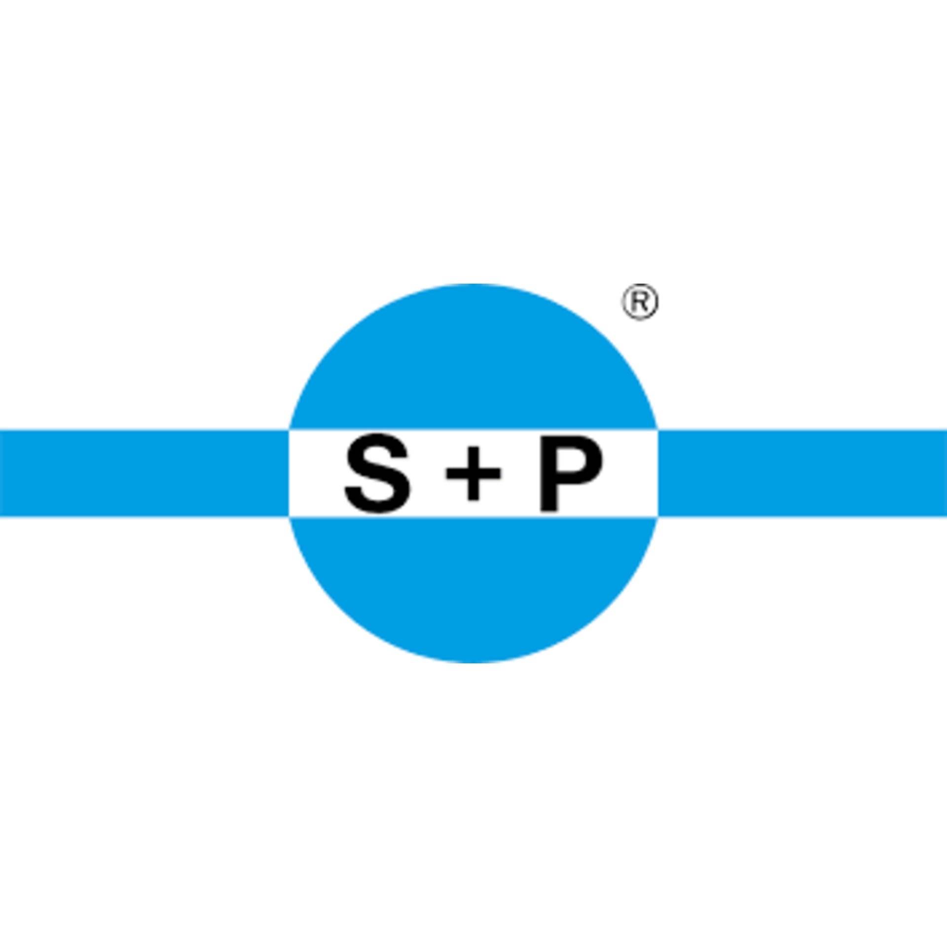 Logo mit blauem Kreis und Streifen, weißer Balken in der Mitte mit schwarzem Text 