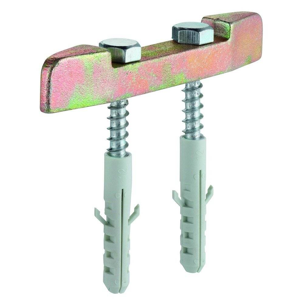 Eine Metallwandhalterung mit zwei Schrauben und angebrachten Kunststoffdübeln, entworfen zur sicheren Befestigung von Objekten an der Wand.