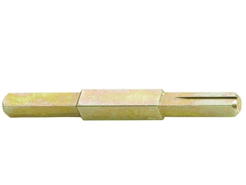 Ein rostiger Metallstab mit einem quadratischen Querschnitt in der Mitte und spitzen Enden, der zur Betonbewehrung oder für Bauzwecke verwendet wird.