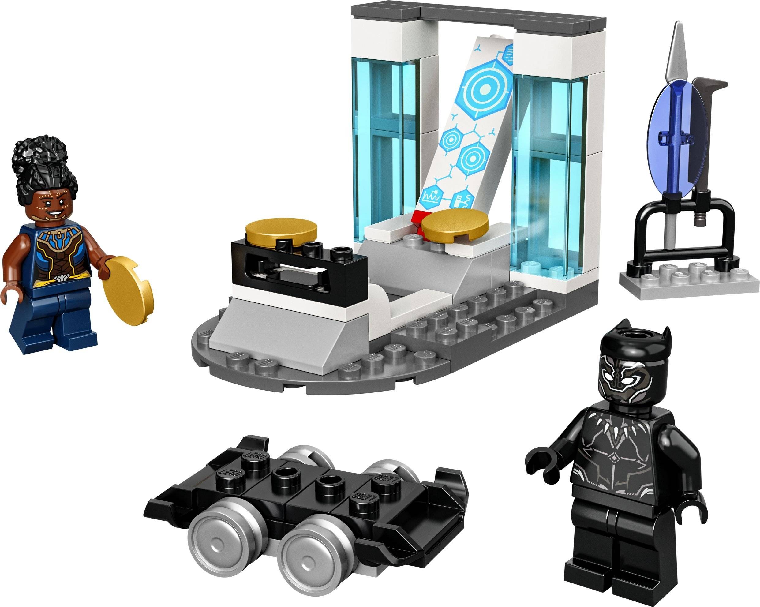 Lego-Set mit einem kleinen Raumschiff mit Cockpit, zwei Minifiguren, darunter eine in einem schwarzen Anzug, und dekorativen technischen Elementen.