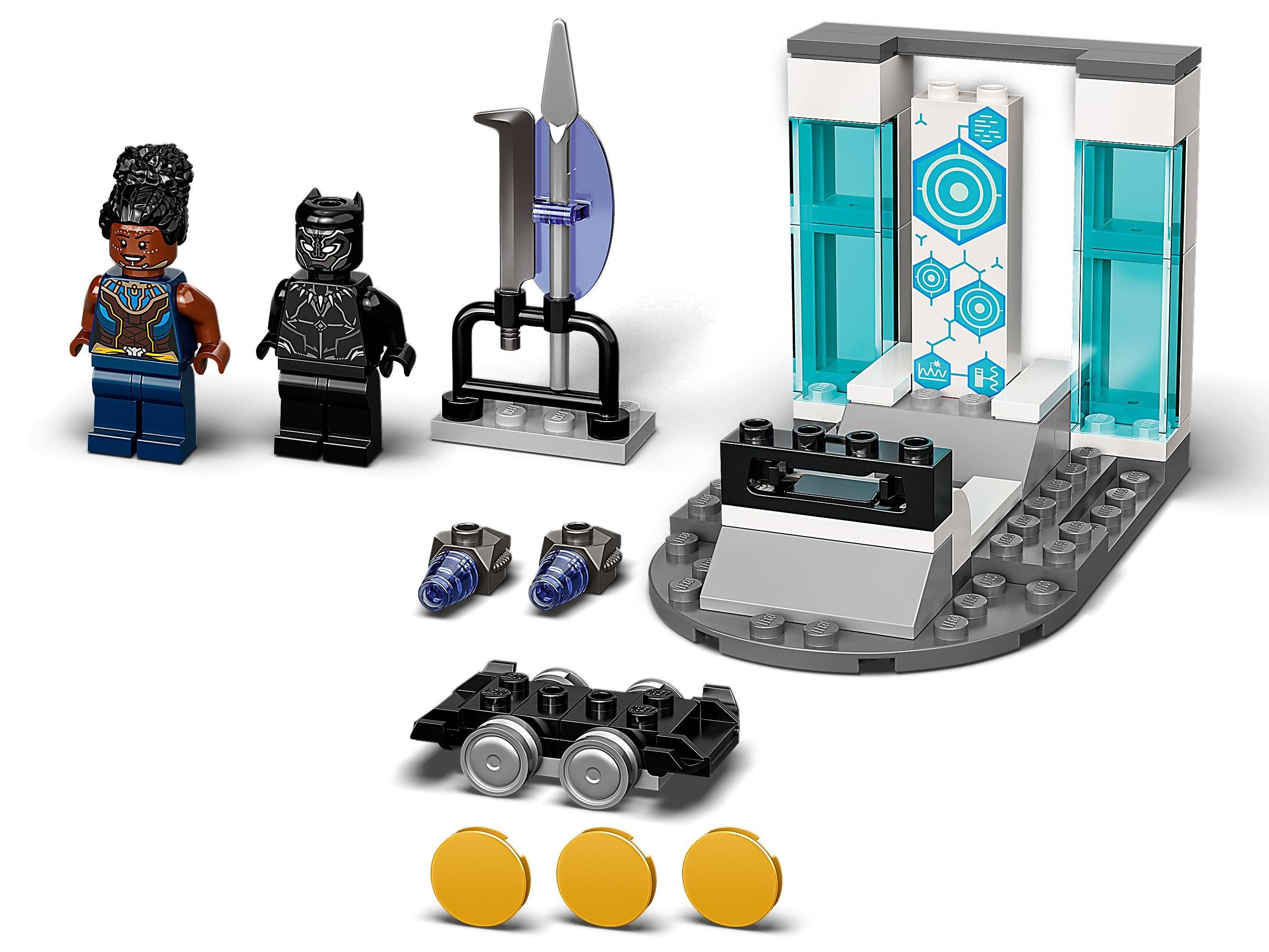 Lego-Set mit Minifiguren, futuristischen Waffen und einer Laborszene mit blauen Akzenten und technologischen Details.