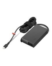Ein schwarzes Laptop-Netzteil mit einem langen angeschlossenen Kabel, das aufgewickelt und mit einem Klettband gesichert ist und einen USB-C-Anschluss am Ende aufweist.