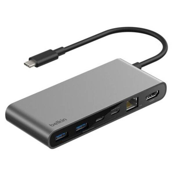 Belkin USB-C-Hub mit angebrachtem Kabel, der mehrere Anschlüsse zeigt, einschließlich USB, Ethernet und HDMI auf einem grauen Adapter.