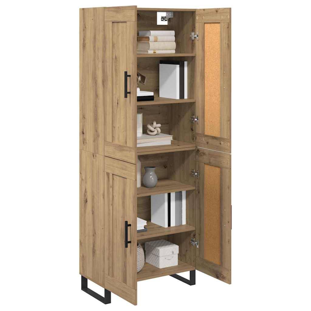 Holzschrank mit vier Regalen, teilweise geöffnet. Sichtbare Gegenstände umfassen Bücher, eine Vase und dekorative Objekte. Rustikale Metallgriffe schmücken die Türen.