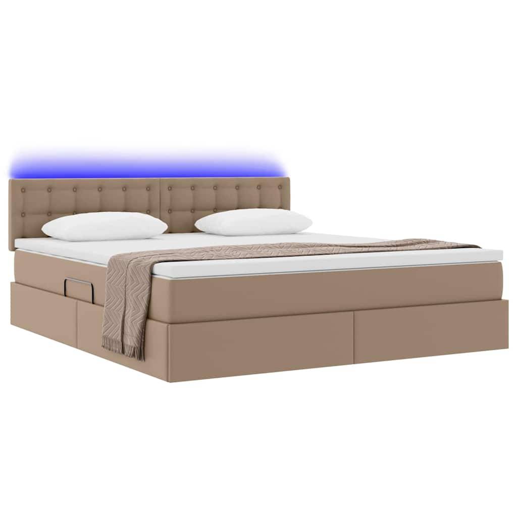 Ein großes beiges Bett mit gestepptem Kopfteil und Stauraum unter dem Bett. Zwei Kissen und eine Decke liegen oben auf. Ein blaues Licht leuchtet hinter dem Kopfteil.