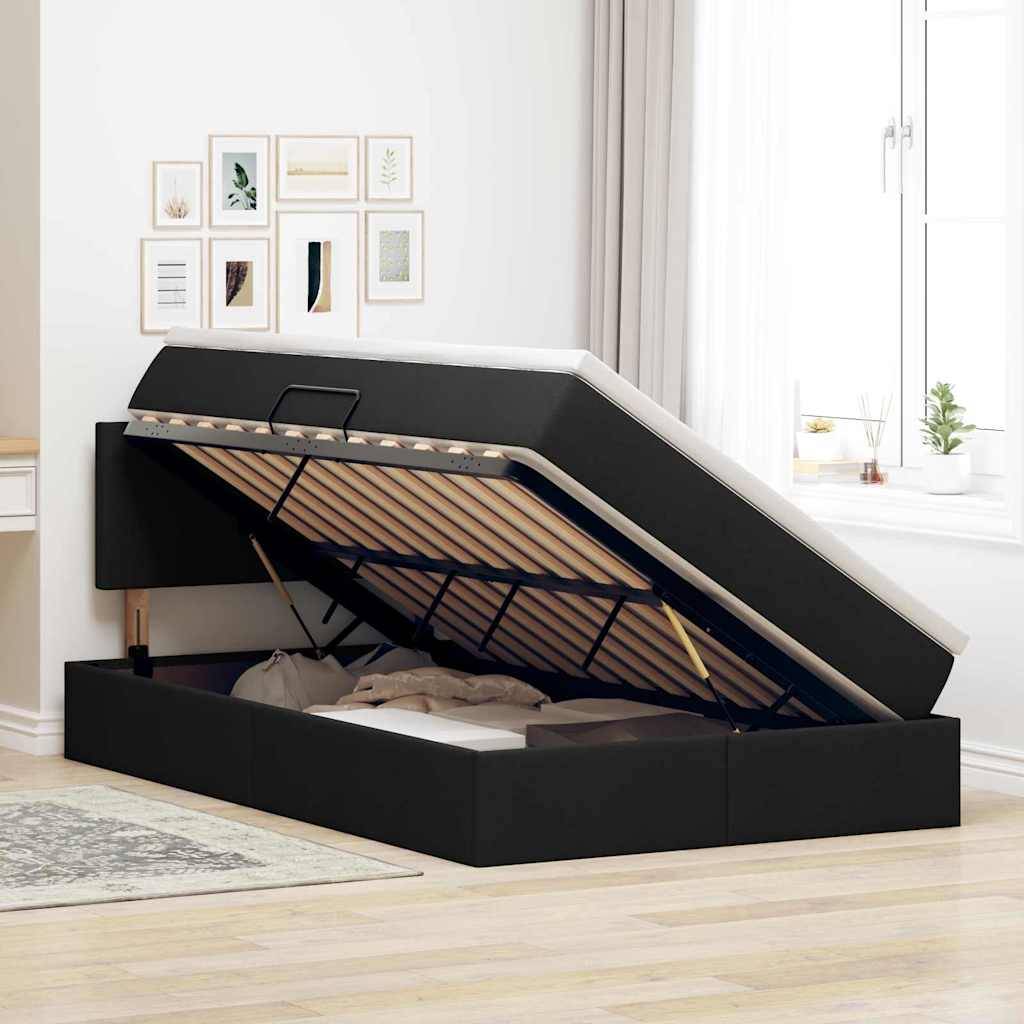 Ein modernes Schlafzimmer mit einem schwarzen Stauraumbett, dessen Öffnung Fächer darunter offenlegt. Helle Dekoration und ein Fenster mit Vorhängen verschönern den Raum.