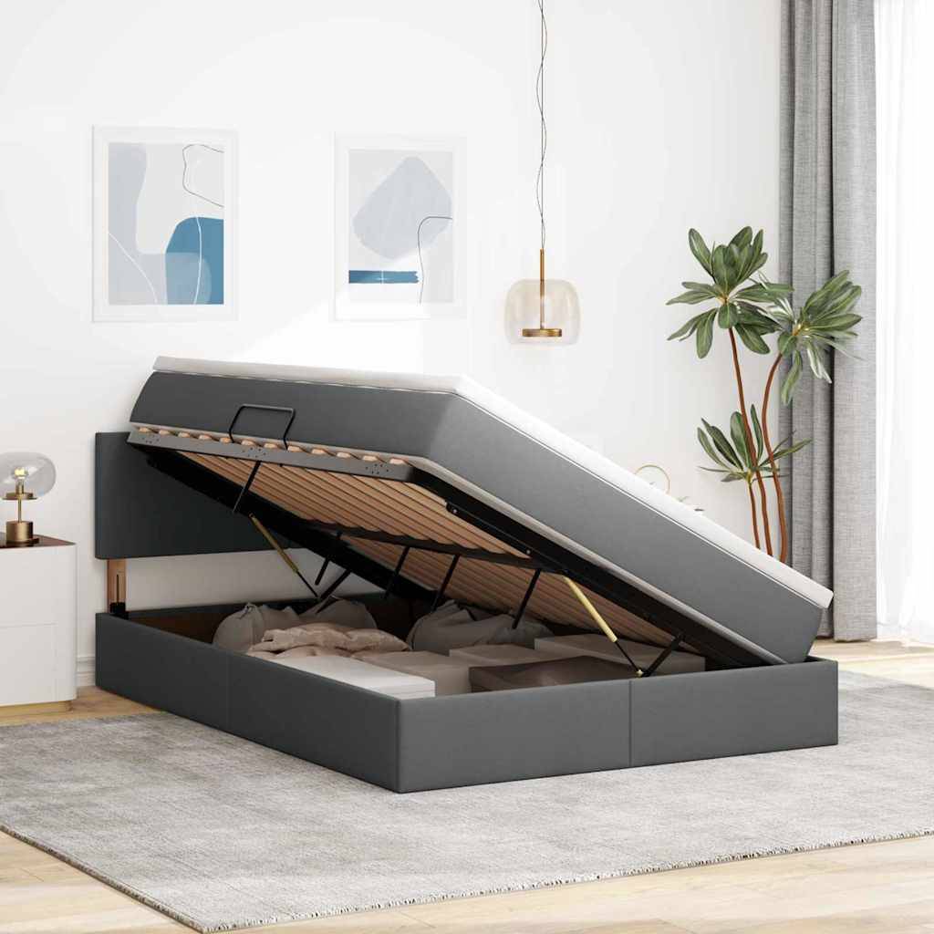 Ein modernes Schlafzimmer mit einem dunkelgrauen Bett mit Hubmechanismus für Stauraum in einem hellen Raum, minimalistische Kunstwerke, eine blättrige Pflanze und sanfte Beleuchtung.