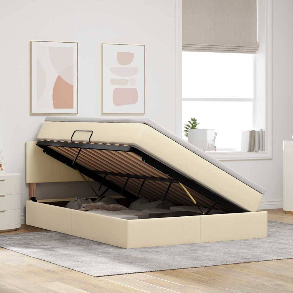 Ein beige farbenes Bett mit einer offenen, hochklappbaren Matratze offenbart einen Stauraum darunter. Das Schlafzimmer hat eine minimalistische Einrichtung und ein großes Fenster.