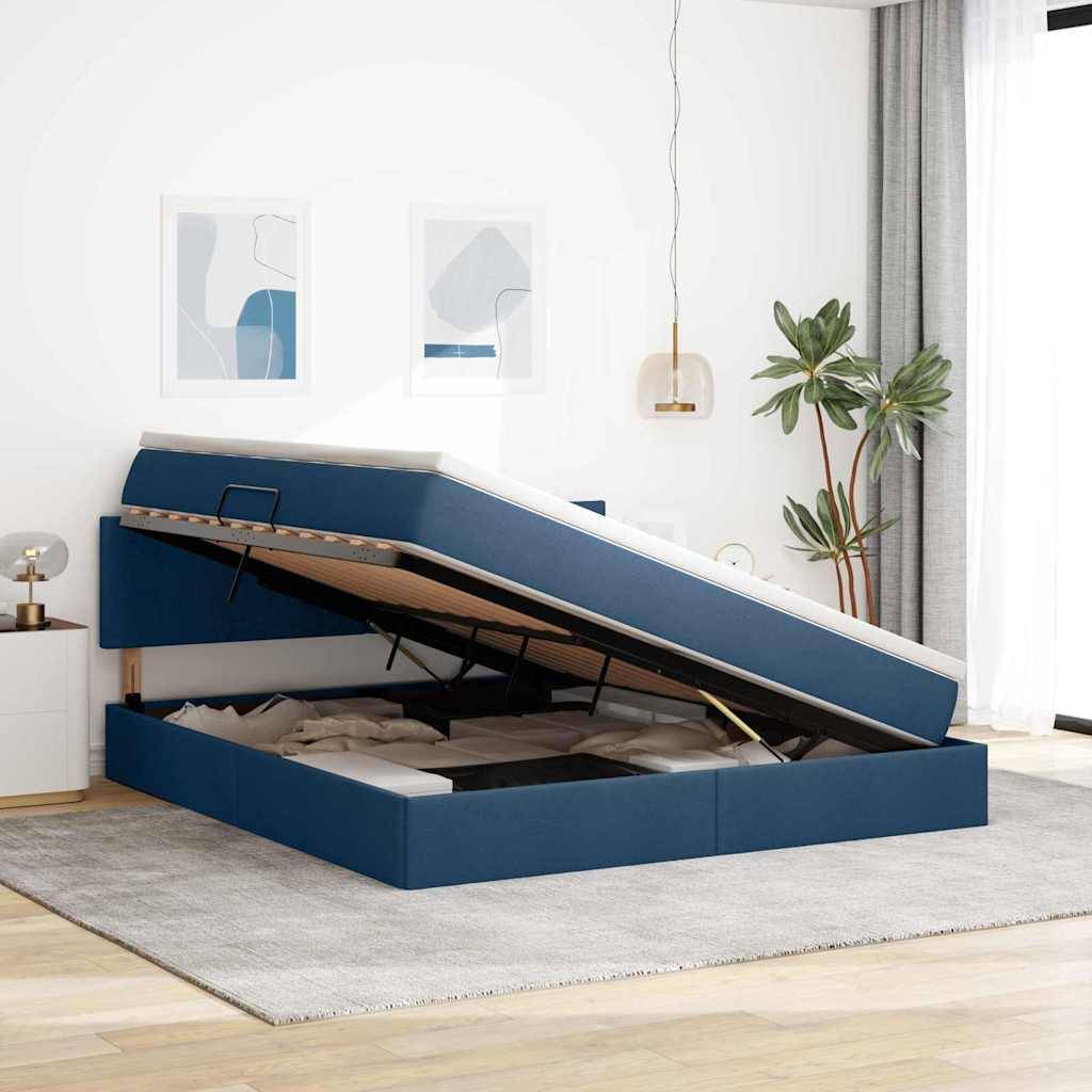 Ein modernes Schlafzimmer zeigt ein blau gepolstertes Bett mit Stauraum und einer Hubmatratze, die den Stauraum unter dem Bett auf einem hellen Teppich offenbart.