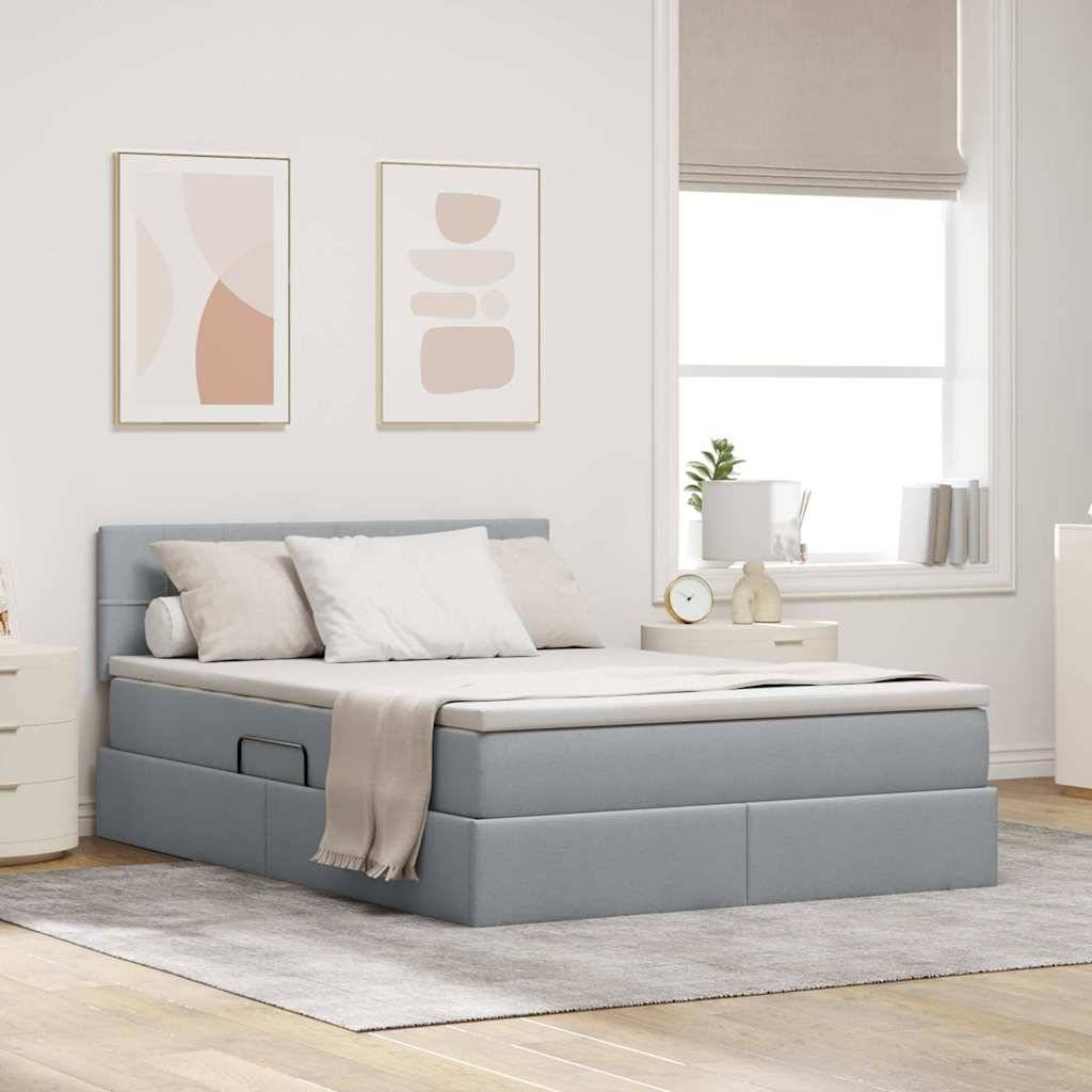 Ein modernes Schlafzimmer mit einem grau gepolsterten Bett, weißen Kissen und einer beigen Decke. Abstrakte Kunstwerke an den Wänden, sanfte Beleuchtung und weiße Dekoration.