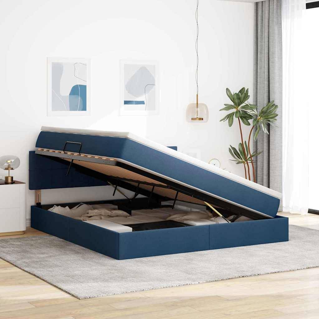 Bett mit blauem Polsterbezug und hydraulischem Hubmechanismus, das darunter liegende Stauraum enthüllt, in einem modernen Schlafzimmer mit gerahmter abstrakter Kunst, Pendelleuchte und einer Pflanze.