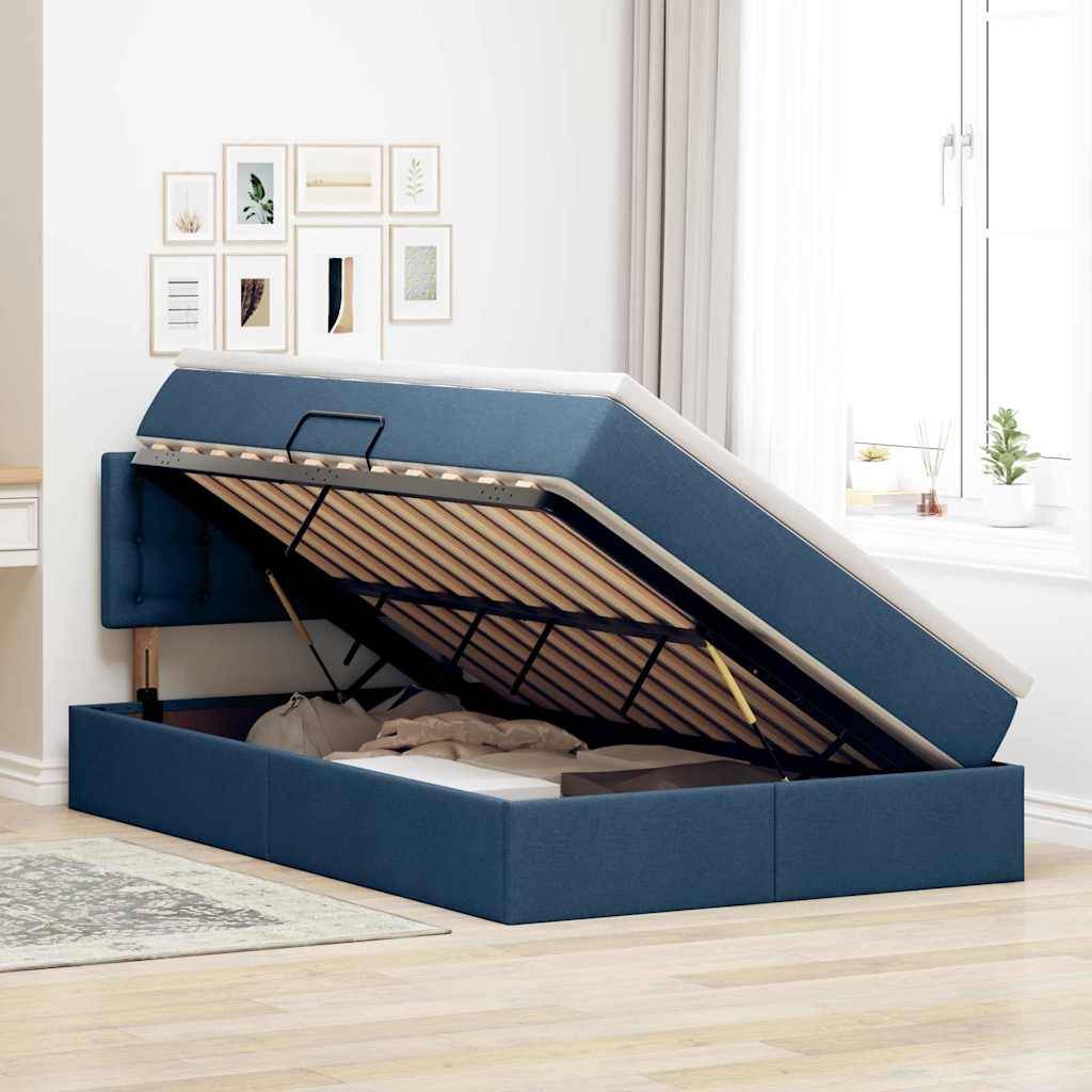 Bett mit erhobener Matratze zeigt Stauraum darunter, positioniert in einem hell beleuchteten Schlafzimmer mit gerahmten Bildern an der Wand.