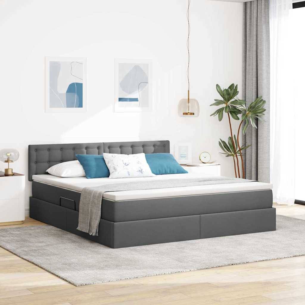 Ein modernes Schlafzimmer verfügt über ein graues Bett mit blauen und weißen Kissen, ein minimalistisches Design, eine Pendelleuchte und eine Topfpflanze am Fenster.