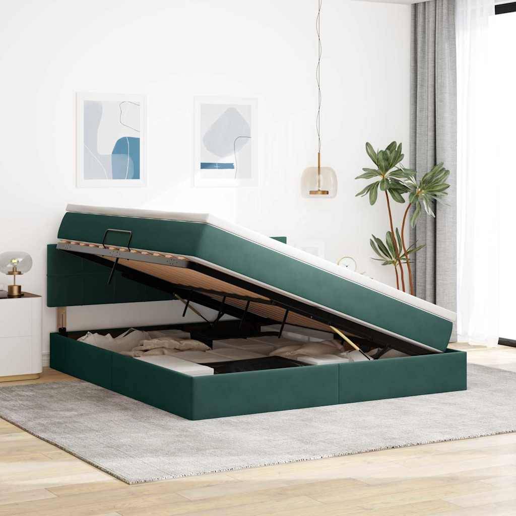 Ein grünes Speicherbett mit einem offenen hydraulischen Hubmechanismus, der reichlich Platz darunter zeigt, eingerichtet in einem modernen Schlafzimmer mit minimalistischer Einrichtung.