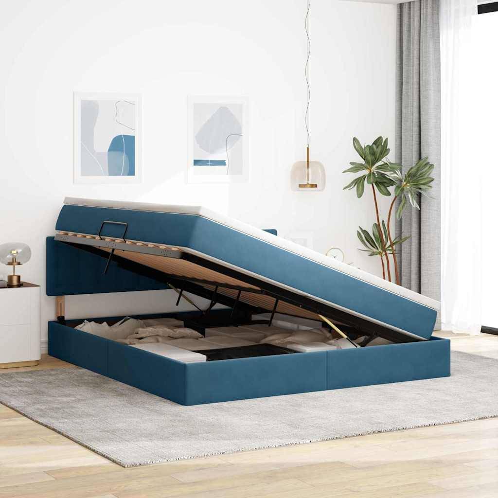 Ein Plattformbett in Petrolblau mit einer offenen hydraulischen Hebevorrichtung, die den Stauraum darunter freigibt, in einem modernen Schlafzimmer mit gerahmten Kunstwerken und einer Topfpflanze.