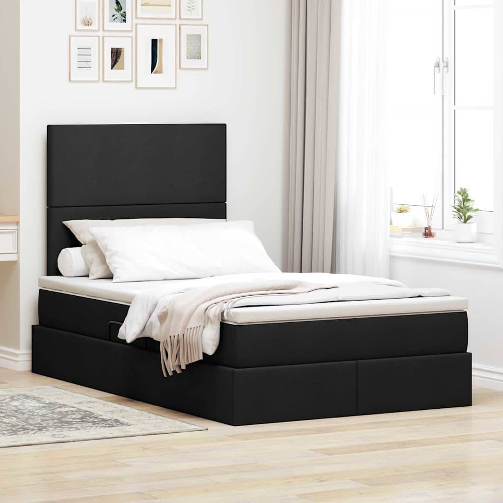 Ein modernes Schlafzimmer zeigt ein schwarzes Plattformbett mit weißer Bettwäsche, eine dekorative Wand dahinter und ein Fenster mit transparenten Vorhängen auf der rechten Seite.