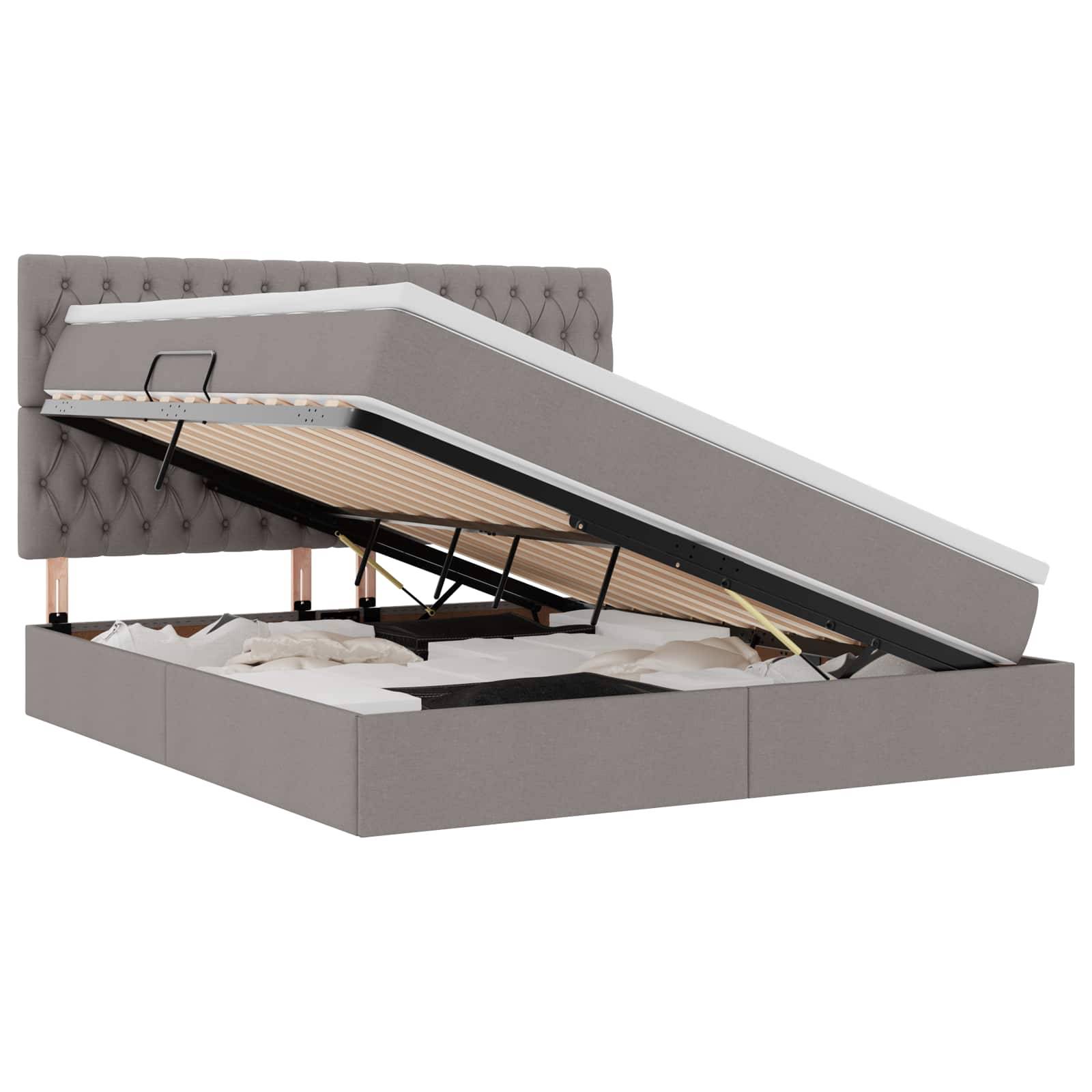 Ein graues gepolstertes Bett mit einem Hubrahmen, der Stauraum unter der Matratze freigibt. Der Kopfteil ist mit Knöpfen gesteppt.