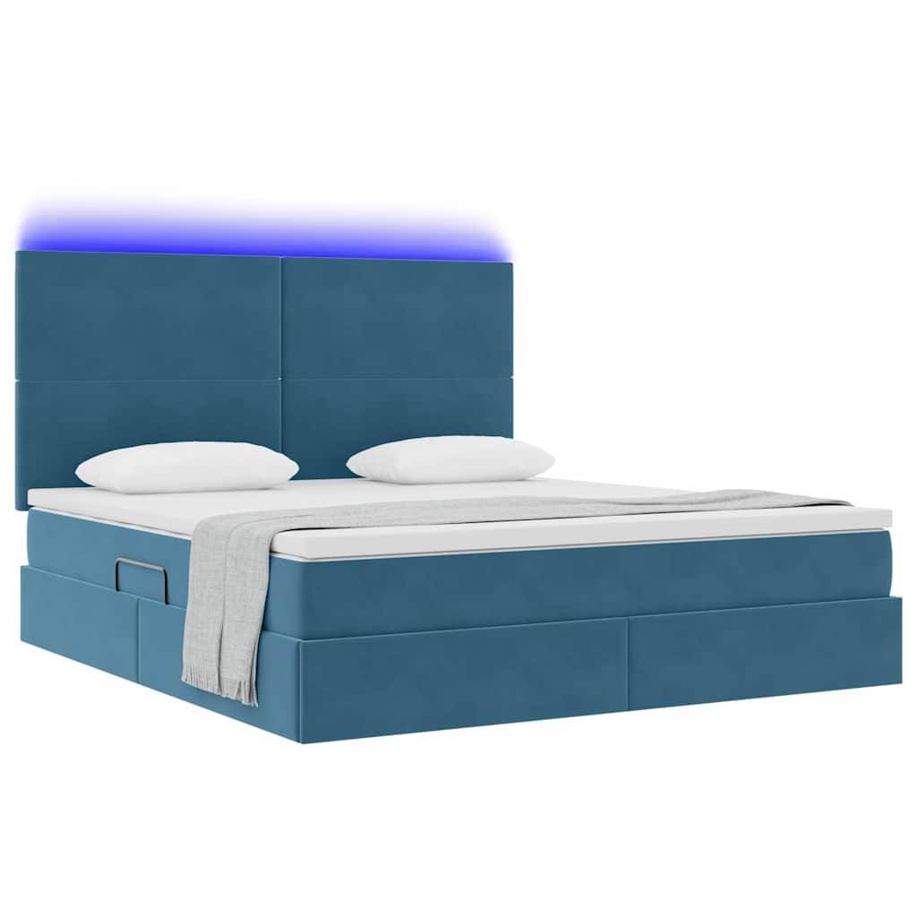 Ein modernes, blau gepolstertes Bett mit einem hohen, rechteckigen Kopfteil, das von einem violetten Licht beleuchtet wird, ausgestattet mit Schubladen zur Aufbewahrung und weißer Bettwäsche.
