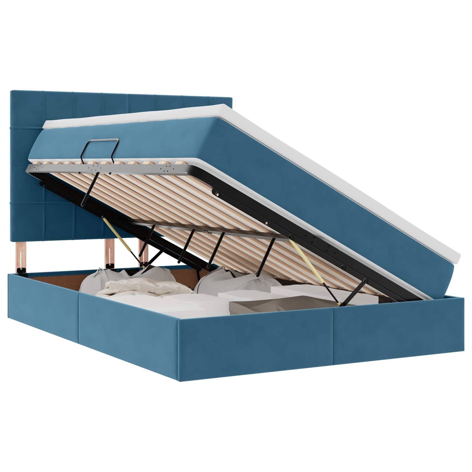 Ein blau gepolstertes Speicherbett mit hydraulischer Hebevorrichtung, das Platz unter dem Bett für die Lagerung von Gegenständen zeigt. Das Bett ist teilweise offen und gibt den Zugang zum Speicher frei.